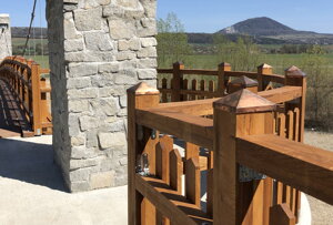 Naturalis Oils na drevených prvkoch cyklistického mosta ponad Torysu pri Veľkom Šariši (1 x Impregnačný olej odtieň Tík, 2 x Tungový olej odtieň Tík)