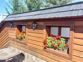 Šindľová strecha plota na Orave - náter Böhme OmbriStain, odtieň 8000 uhlie
