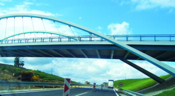 Oceľové konštrukcie mosta ošetrené 2 x 40 μm DFT ZINGA, následne PU vrchný náter.