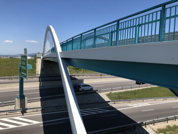 Oceľové konštrukcie mosta ošetrené 2 x 40 μm DFT ZINGA, následne PU vrchný náter.