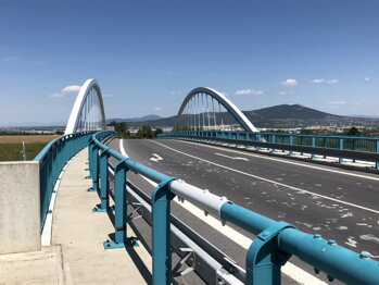 Oceľové konštrukcie mosta ošetrené 2 x 40 μm DFT ZINGA, následne PU vrchný náter.